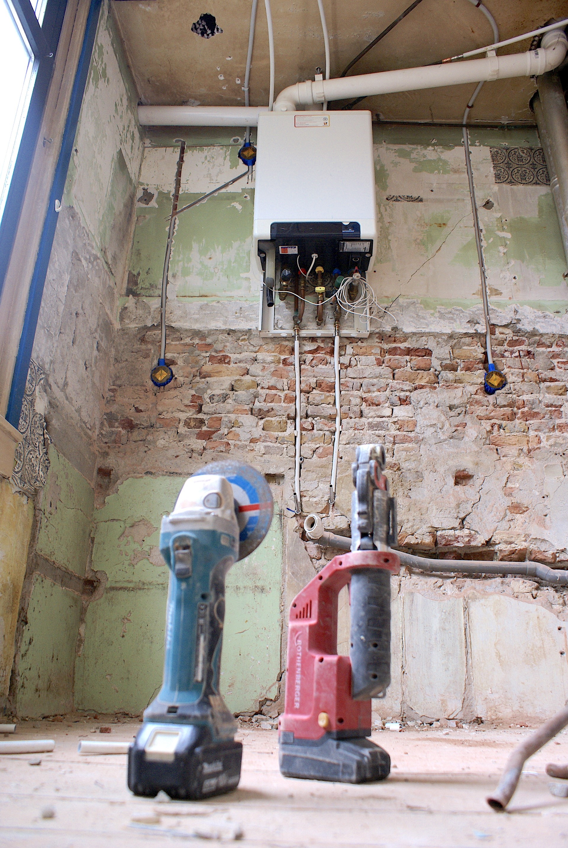 CV Ketel met gereedschap op de voorgrond